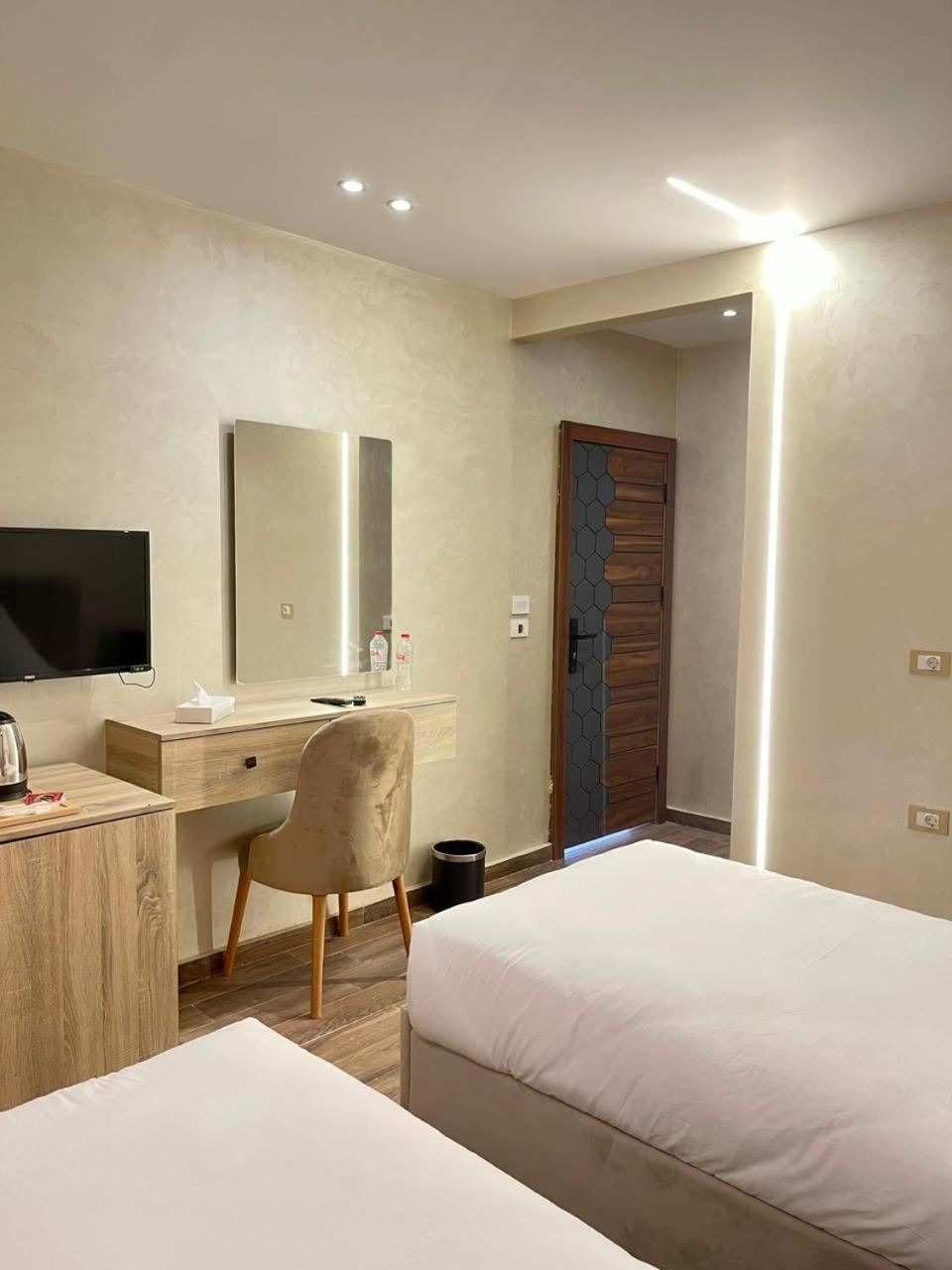 Cleopatra Tower Pyramid View Hotel Kafrat al Jabal Luaran gambar